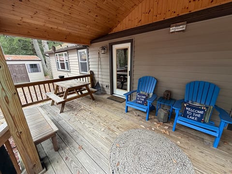 Multi-family lakeside cabin - Brantingham Lake