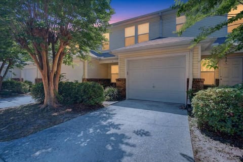 2BR King Suite- 2 Miles to Beach- Family Friendly