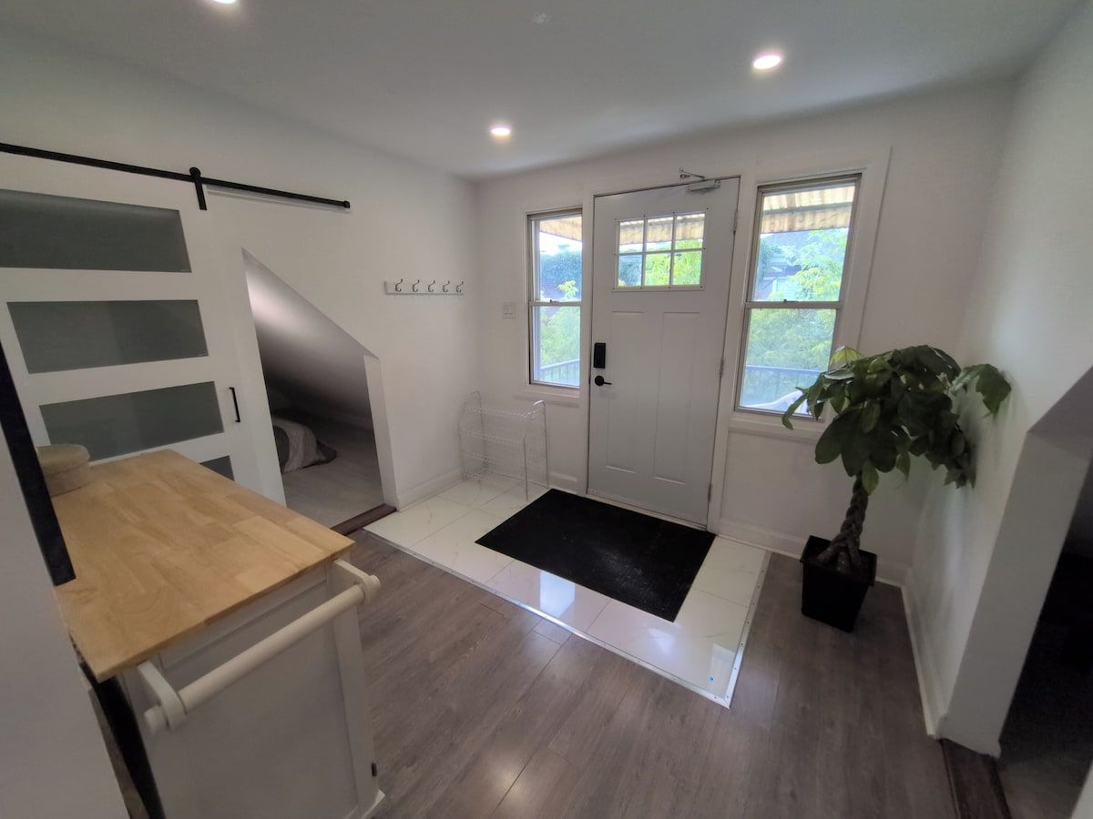Renovated upstairs duplex apartment near downtown
