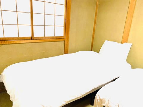This is a private house that can accommodate 8 people, located between Osaka and Kyoto