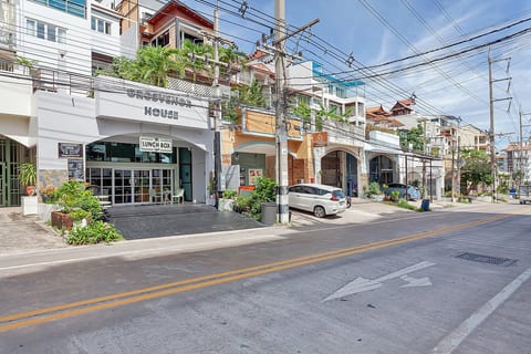 Hilltop Studio | Pool | 5 Min to Walking Street