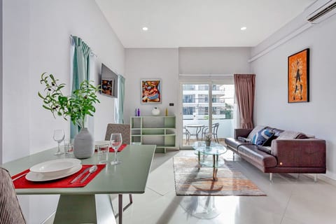 Cosy Apartment with Pool Access - Pratumnak Road image 1