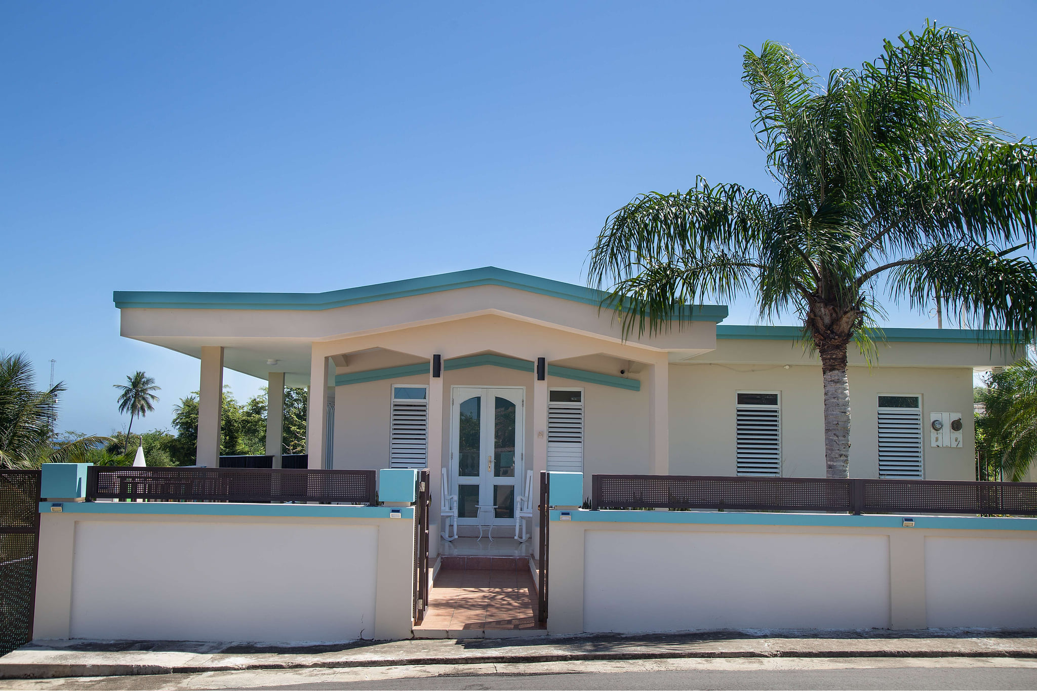 The front exterior of Casa Ocean Breeze
