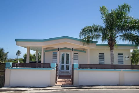 The front exterior of Casa Ocean Breeze