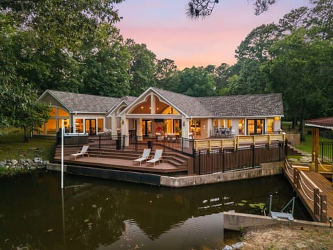Charming lakeside retreat with spacious deck