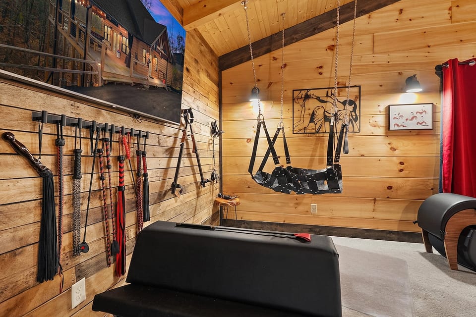 Private Red Room Cabin | Hot Tub | Couples Retreat image 1