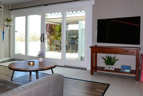 Entry area with new tile and lots of natural light. Enjoy the huge double glass sliding doors. Nice view of the private patio.