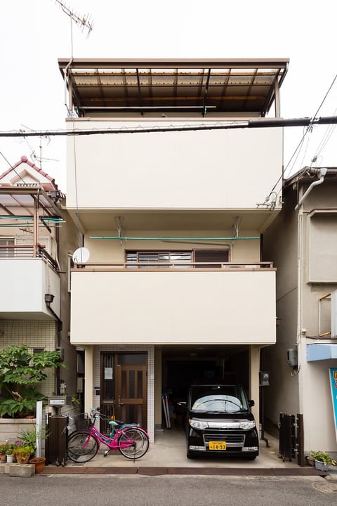 It is a fun detached house in Amagasaki, a private room, accessible from 2 stations