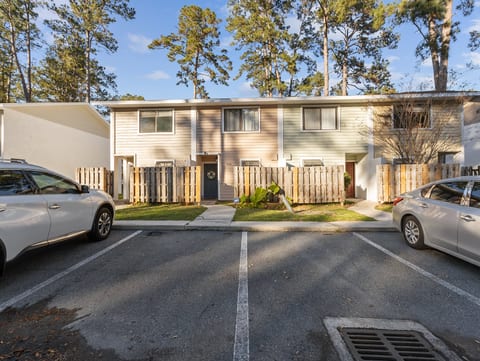 Sleek condo UF crossing