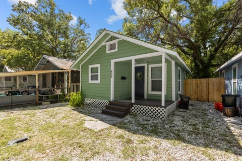 Modern Studio Nook, Bed & Breakfast District!