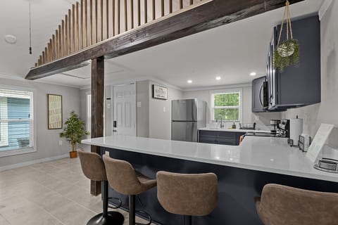 Modern Studio Nook, Bed & Breakfast District!
