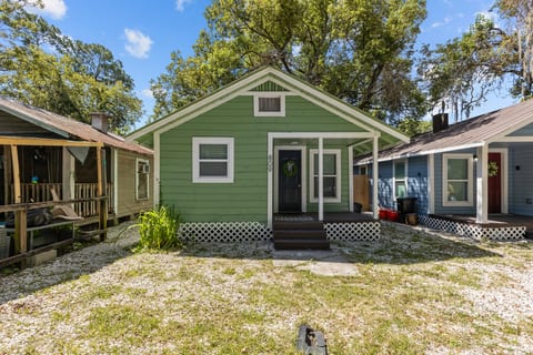 Modern Studio Nook, Bed & Breakfast District!
