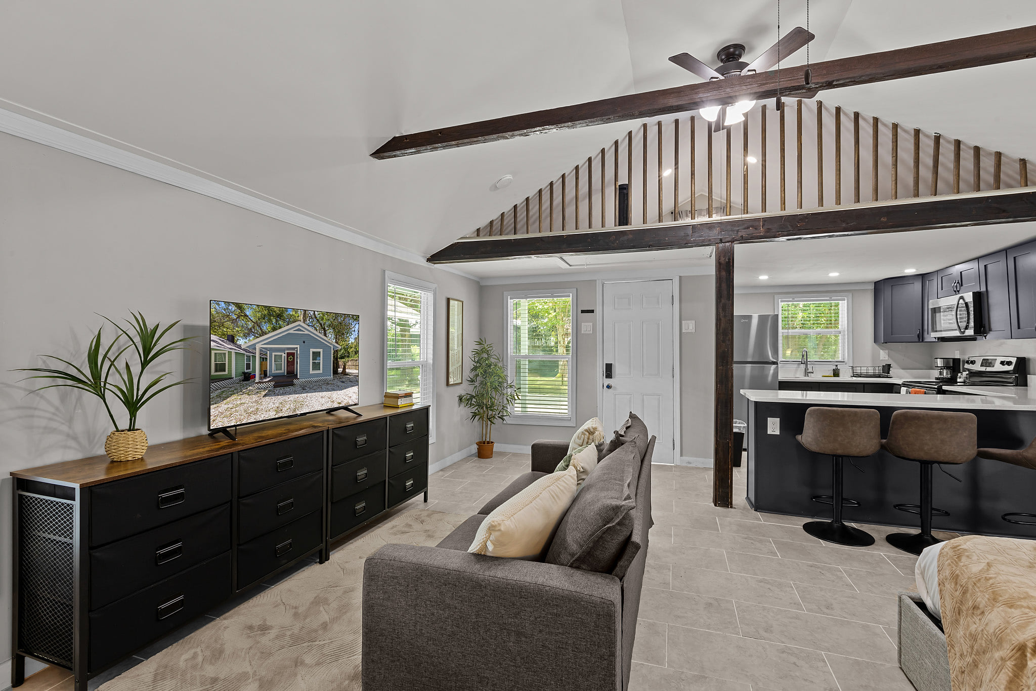 Modern Studio Nook, Bed & Breakfast District!