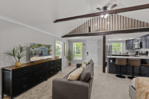Modern Studio Nook, Bed & Breakfast District!
