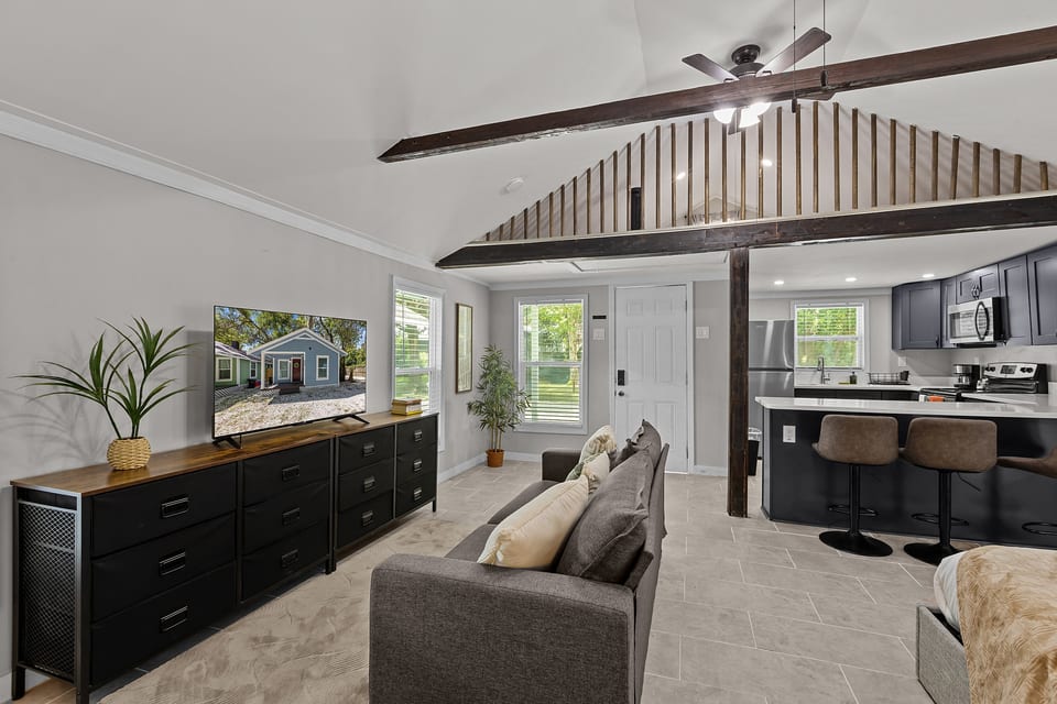 Modern Studio Nook, Bed & Breakfast District! - Gainesville