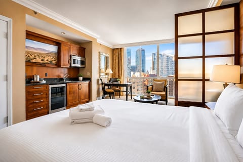 Las Vegas Suite — 550 Sq. Ft. Open-Plan Studio, King Bed, Full Kitchenette, Panoramic Strip Views, 7th Floor