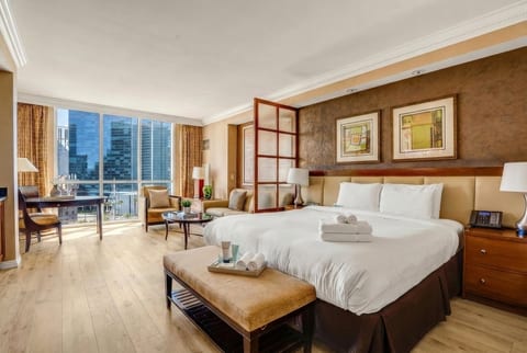 King Suite — 7th Floor MGM Signature Tower 2, Premium Linens, Floor-to-Ceiling Strip Views, Blackout Curtains