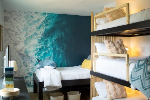 Sunset Surfhouse Retreat, Pool, Walk to Beach