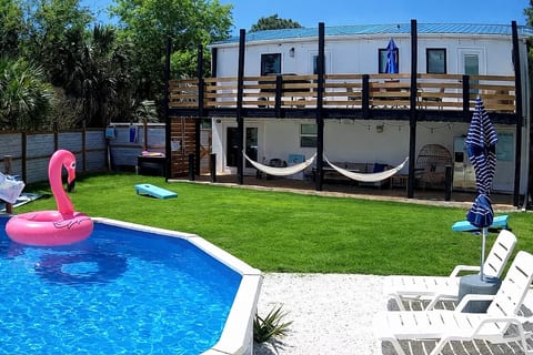 Sunset Surfhouse Retreat, Pool, Walk to Beach