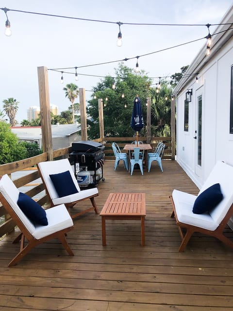 Sunset Surfhouse Retreat, Pool, Walk to Beach