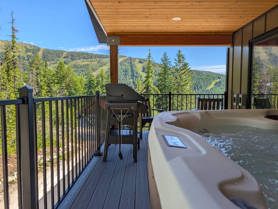 Covered deck, Hot tub, Gas Barbecue, Chairs & Table