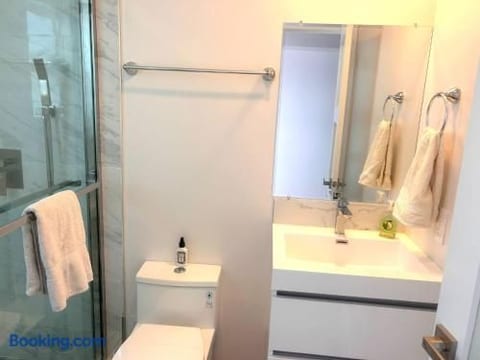 Spacious, bright and modern 1-BR Retreat