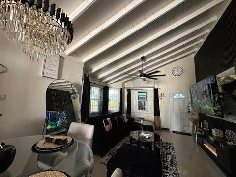 Paradise Harbour Tropical Luxury Retreat +Fully AC
