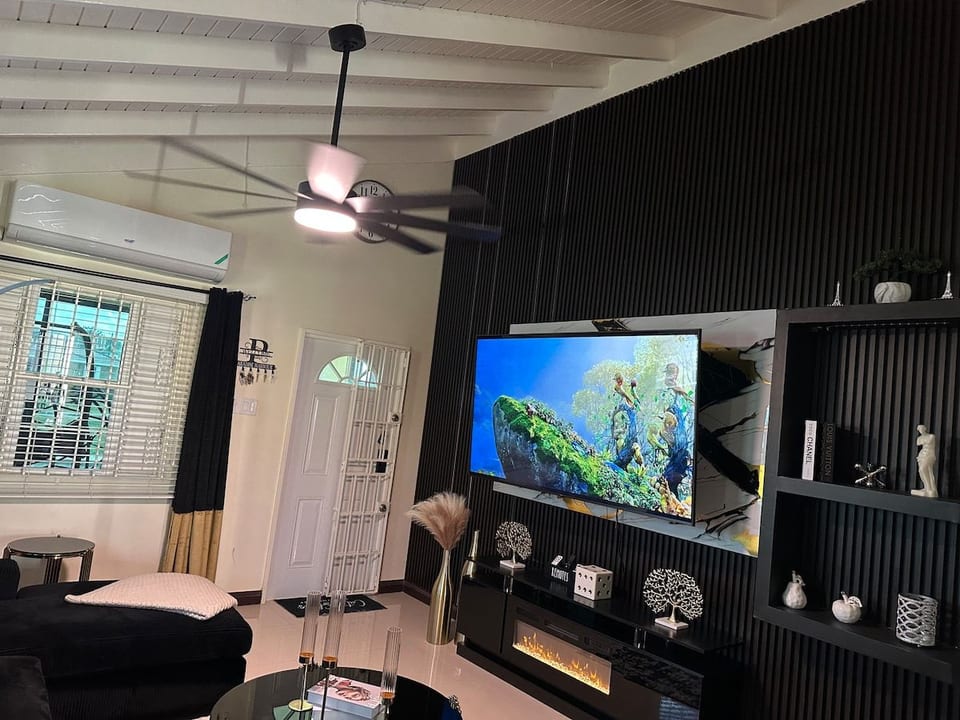 Paradise Harbour Tropical Luxury Retreat +Fully AC image 1