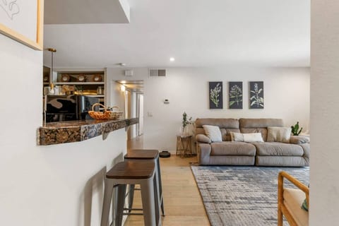 Cozy 2-bedroom in Central SD