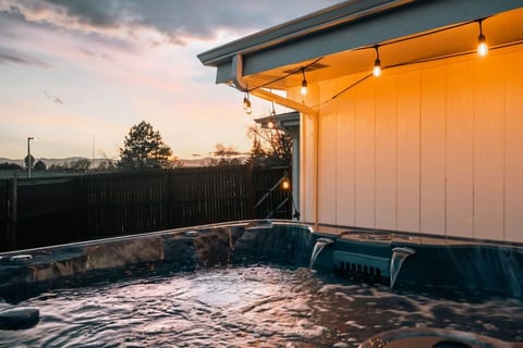 5 BR | Hot Tub•Game Room•Fire Pit•Big Backyard