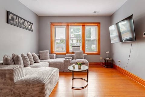 Little Village Chicago Hub - Clean & Pet Friendly