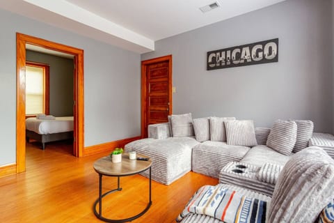 Little Village Chicago Hub - Clean & Pet Friendly