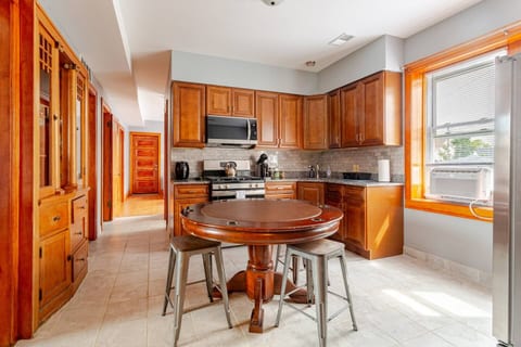 Little Village Chicago Hub - Clean & Pet Friendly