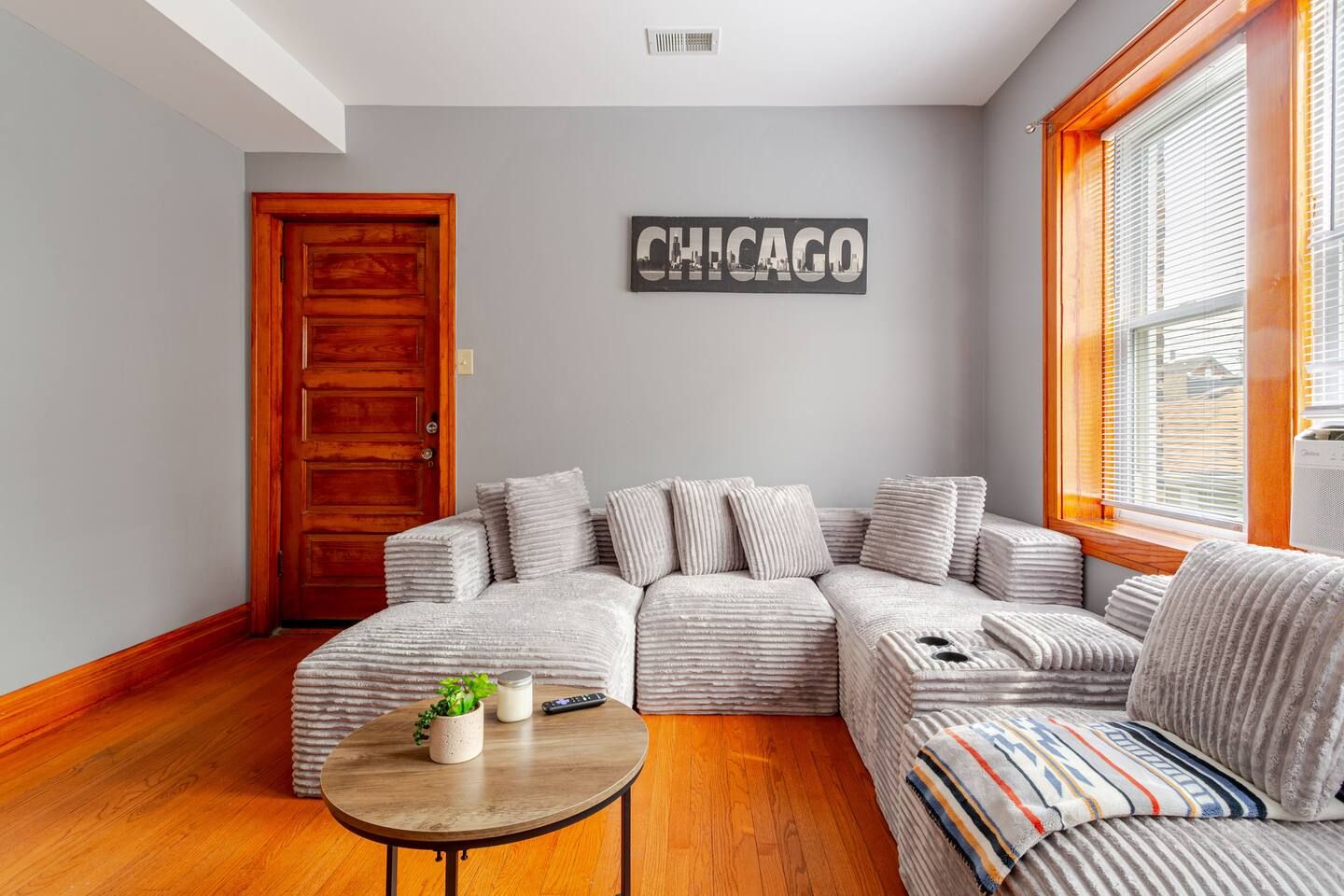 Little Village Chicago Hub - Clean & Pet Friendly