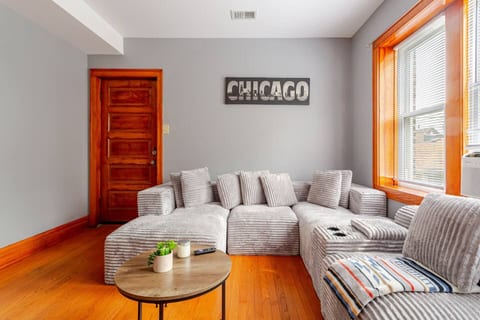 Little Village Chicago Hub - Clean & Pet Friendly
