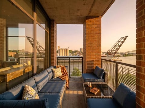 Riverfront DT Flats + Balcony + Dog Park + Parking