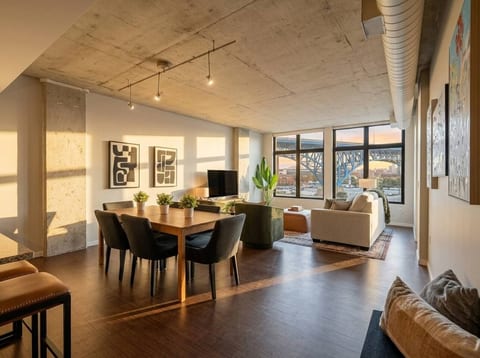 Riverfront DT Flats + Balcony + Dog Park + Parking