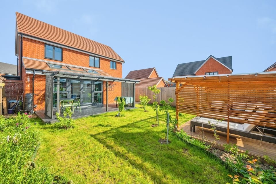 3BR Detached: SuperKing | Parking x2 | Sleeps 7 image 1