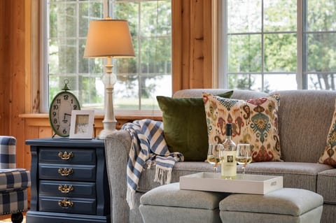 Lakefront Cottage in Charlevoix
