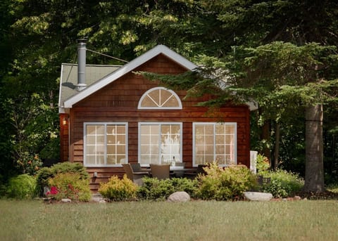 Lakefront Cottage in Charlevoix