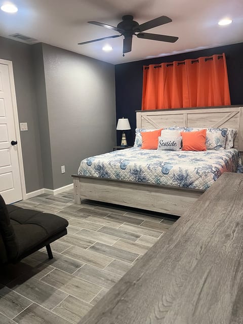 Master king bedroom with en suite bathroom