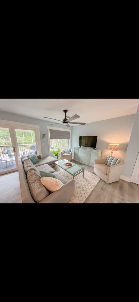 Condo w/ pool - Walk to the beach image 2