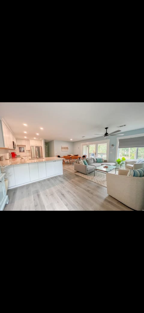 Condo w/ pool - Walk to the beach image 1