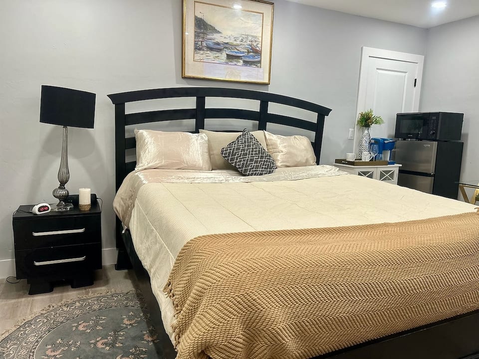“Soft sheets, a comfy bed, and spotless room :everything you need for a peaceful night’s sleep.”