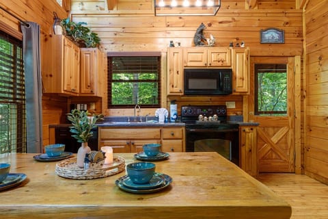 Pigeon Forge Cabin Hot tub| Fireplace|Pool Table