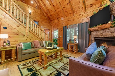 Pigeon Forge Cabin Hot tub| Fireplace|Pool Table