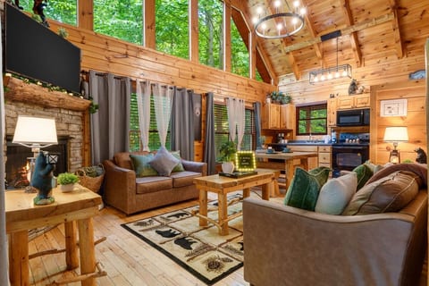 Pigeon Forge Cabin Hot tub| Fireplace|Pool Table