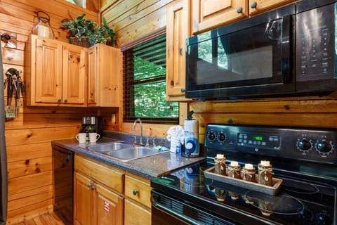 Pigeon Forge Cabin Hot tub| Fireplace|Pool Table