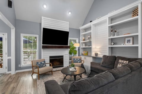 Cali King Suite on Main Floor|Augusta Area Getaway