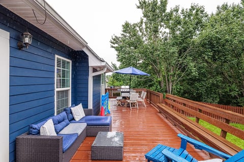 Cali King Suite on Main Floor|Augusta Area Getaway